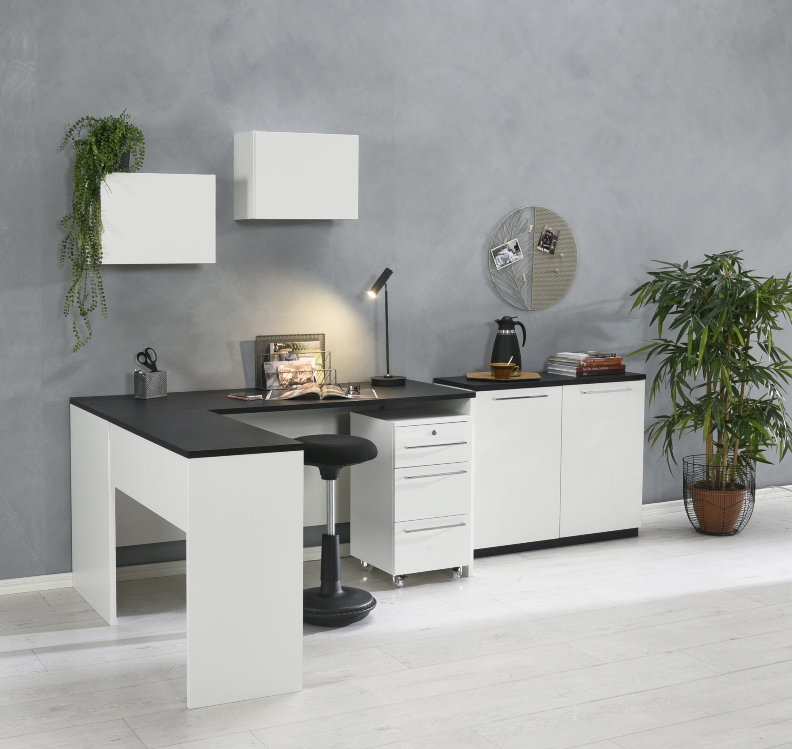 Monaco-sarjan tuotteilla sisustettu työhuone